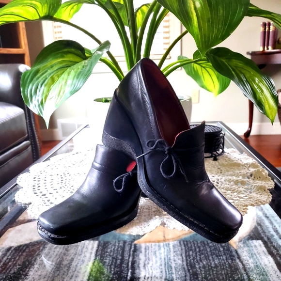 BCBG MAXAZRIA Black Wedge Heels - Size 6 (EUC) - Picture 7 of 7